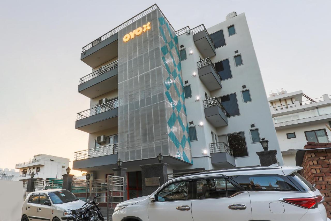 Capital O Hotel All Seasons Near Omaxe Celebration Mall Gurgaon Exterior photo